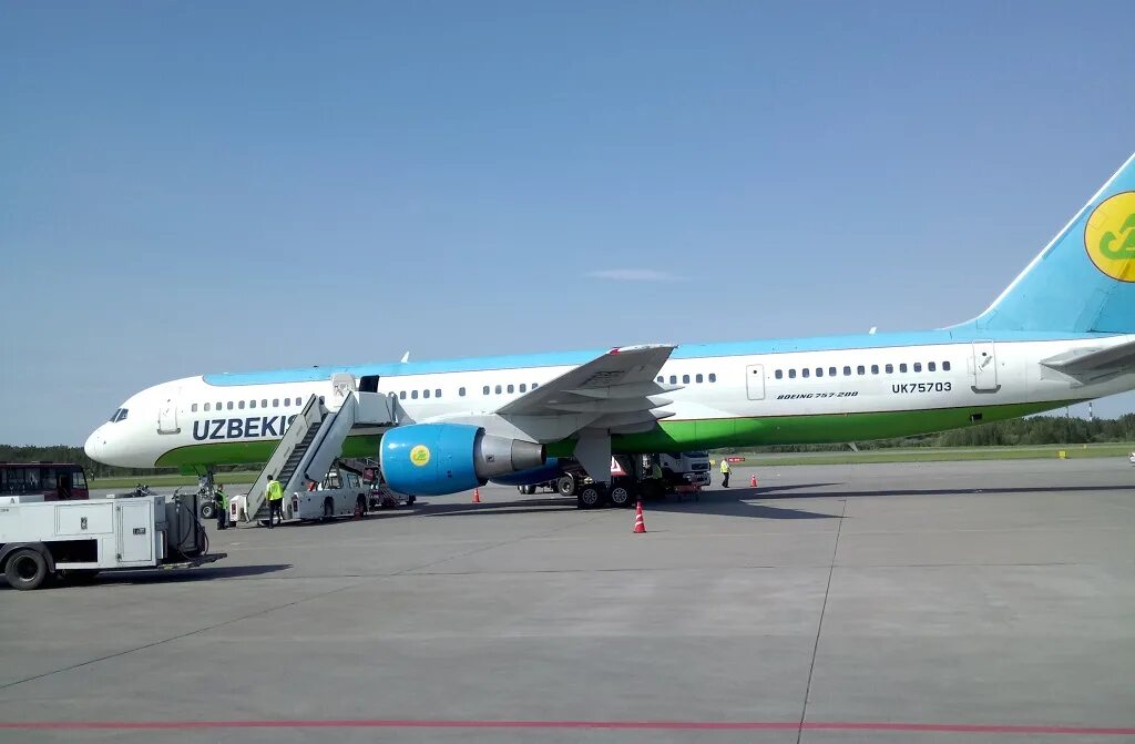 Узбекистан авиакомпания хаво йуллари. Uzbekistan Airways Москва Ташкент. Домодедово аэропорт Бухара. Авиакомпания Узбекистан Airways Домодедово.