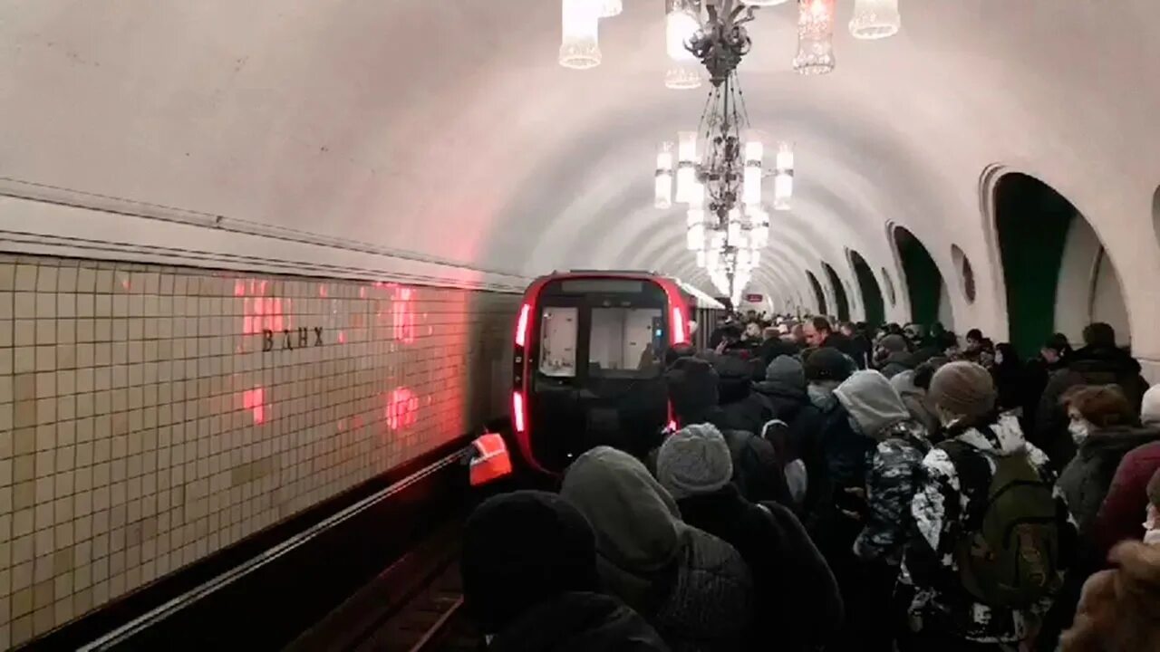 ВДНХ станция метро. Станция ВДНХ. Оранжевая ветка метро станция ВДНХ. Поезд метро Москва 2022.