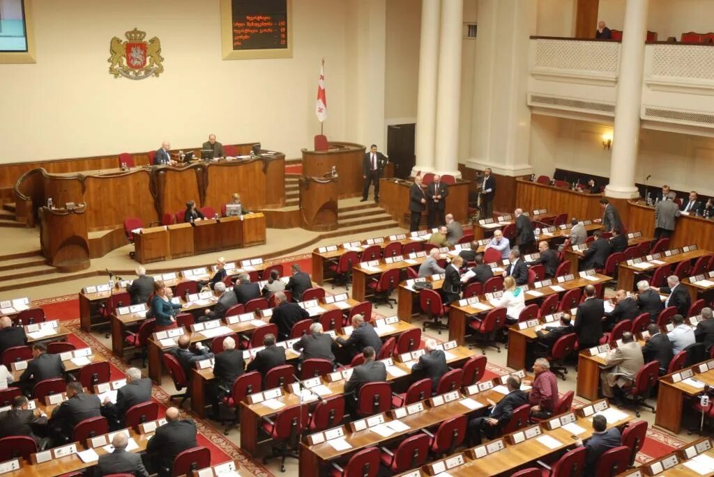 Парламент в новом свете. Заседание парламента Грузии. Парламент Грузии зал заседаний. Парламент Абхазии зал заседаний. Парламент Грузии состав.