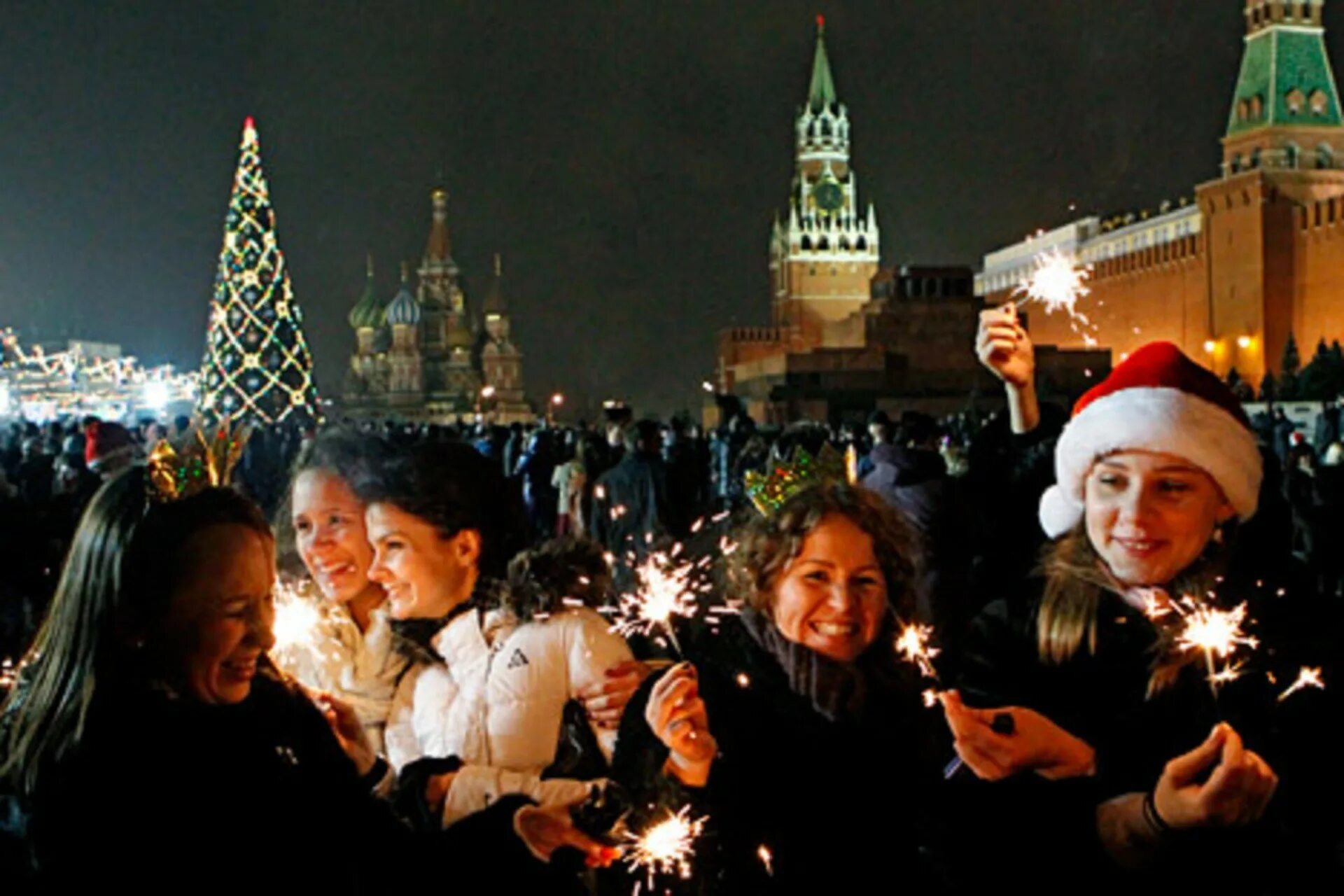 Празднование нового года. Новый год в России люди отмечают. Праздник новый год в России. Празднование нового года в России. Кто раньше встречает новый год