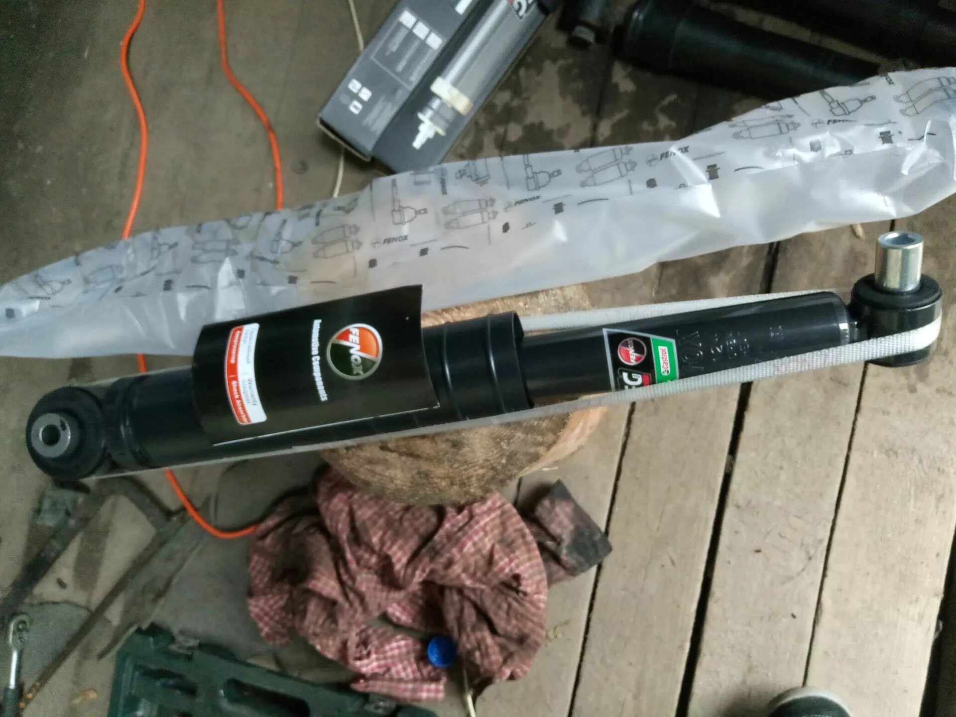 Амортизаторы рено меган 2. Задний амортизатор лагуна 2. 8 бензин задние амортизаторы. Лагуна 2 1. Задний амортизатор лагуна 2.