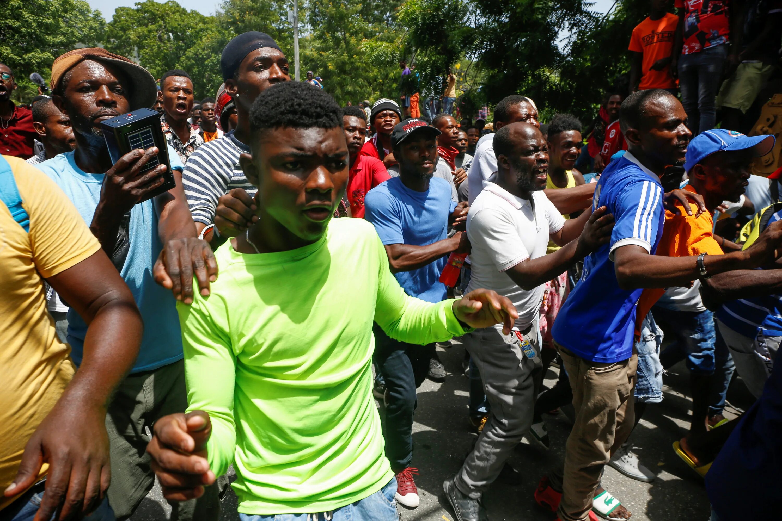 На гаити едят людей. Гаити Тонтон Макуты. Полиция Гаити.