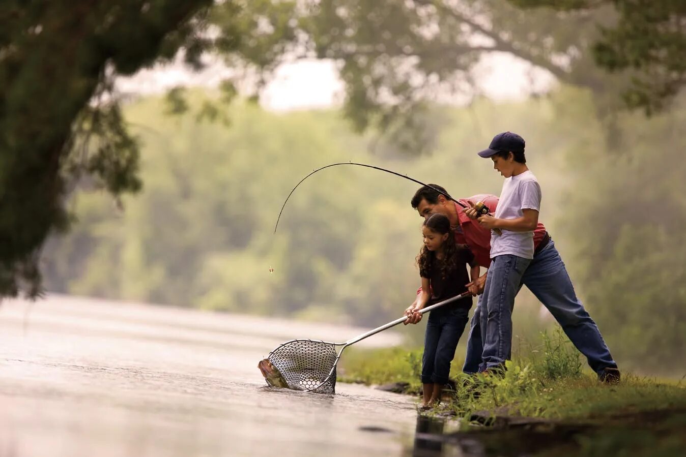 Семья на рыбалке. Семейная рыбалка. Дети на рыбалке. Счастливый Рыбак.