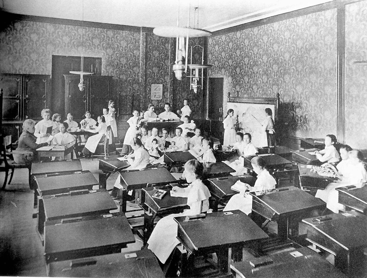 Реальные училища 19 века в россии. Гимназии училища россии 19 века. Церковноприходская школа 19 век. Военное училище 19 век. Гимназии 19 века при александре 2.