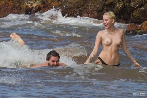 Майли Сайрус показала голую грудь на пляже.