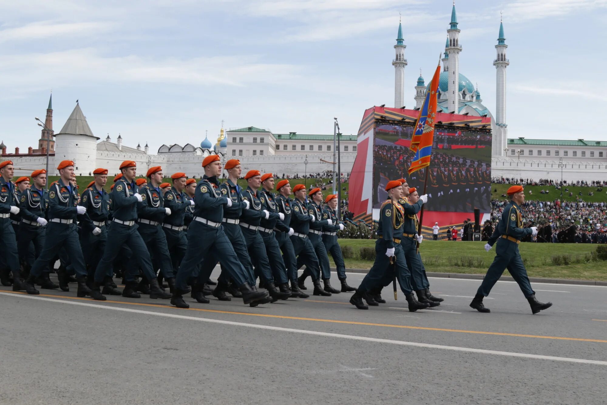 Участие в параде победы. Парад МЧС В Москве. Парад Победы Казань МЧС. Знаменная группа МЧС РТ. Татарстан военный парад.