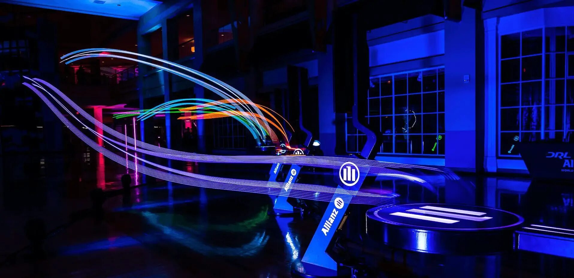 Drl drone. Drone racing league. дроны в казино. дрон рейсинг трасса в спортзале. drl racing simulator.