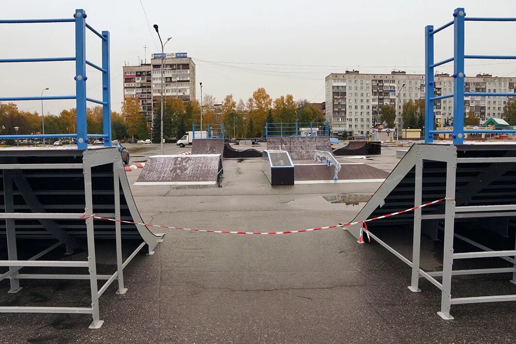 Сайт новоильинский суд новокузнецк. Орджоникидзевский район Новокузнецк. Площадь общественных мероприятий Новоильинского района. Площадь общественных мероприятий заводского района Новокузнецк. Ильинка площадь мероприятий Новокузнецк.