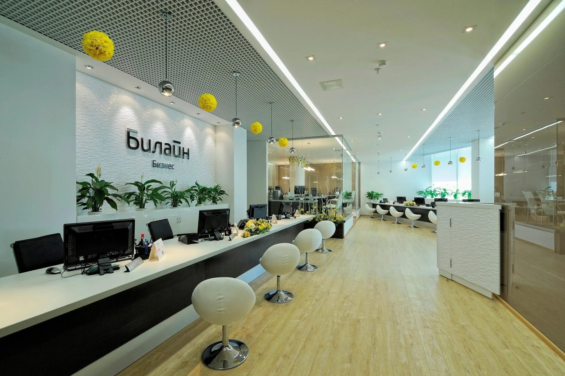 Сотовая связь в офисе. Вывеска билайн. Beeline магазин. Beeline telecommunication world set. Офис билайн.