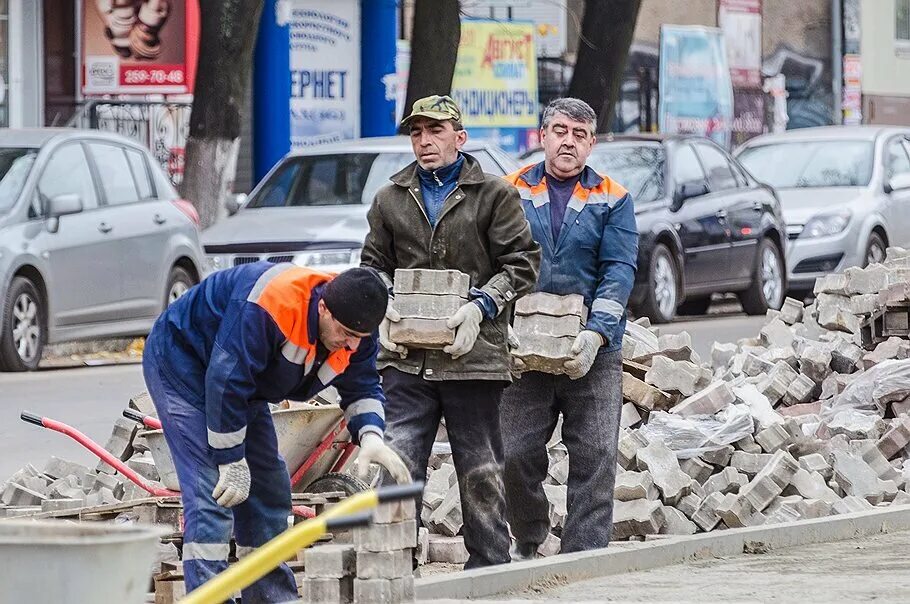 Что думают таджики крокус. Гастарбайтеры на стройке. Таджики на стройке в Москве. Узбеки на стройке. Мигранты гастарбайтеры.