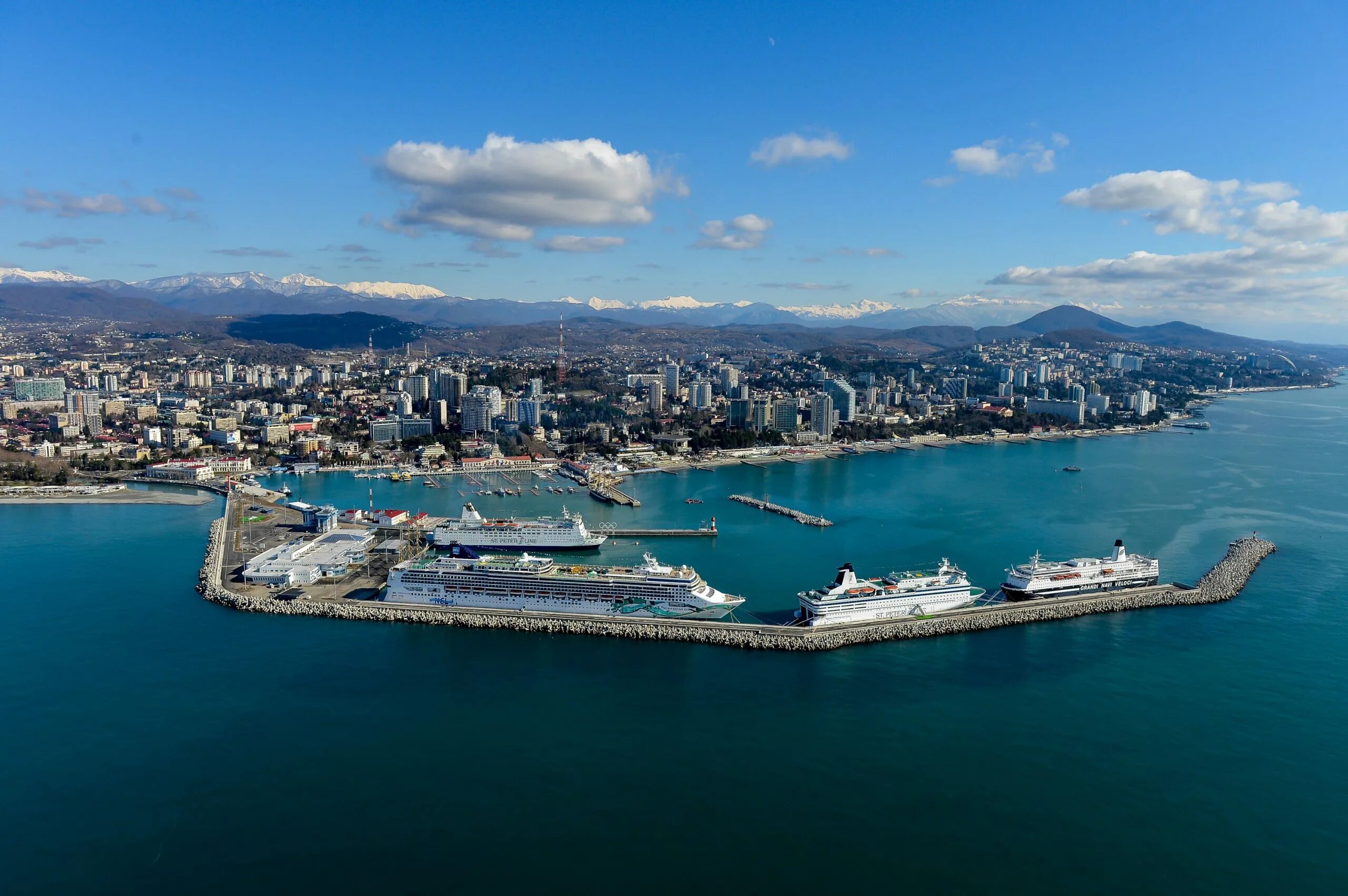 Город плавна. Сочи. Сочи город курорт. Сочи Курортная столица России. Морпорт Сочи вид сверху.