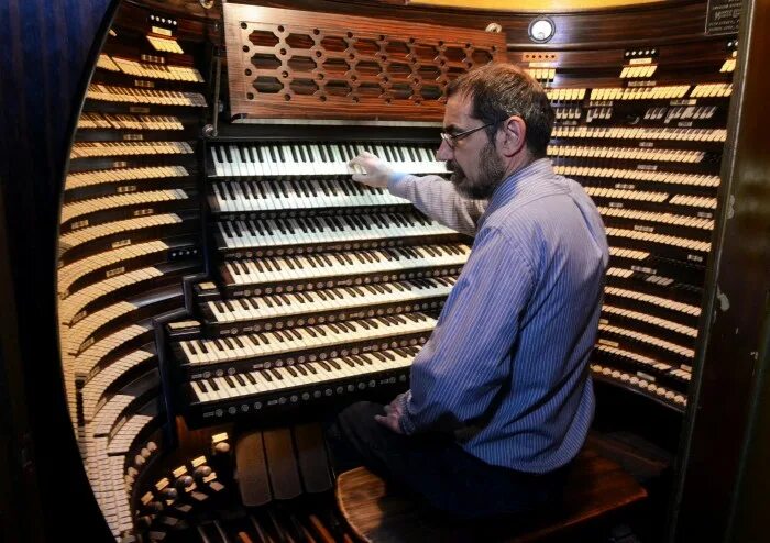 Jbl колонки hi end. необычные электрогитары. бас труба духовой инструмент. самую большую музыку. духовые инструменты большая труба.