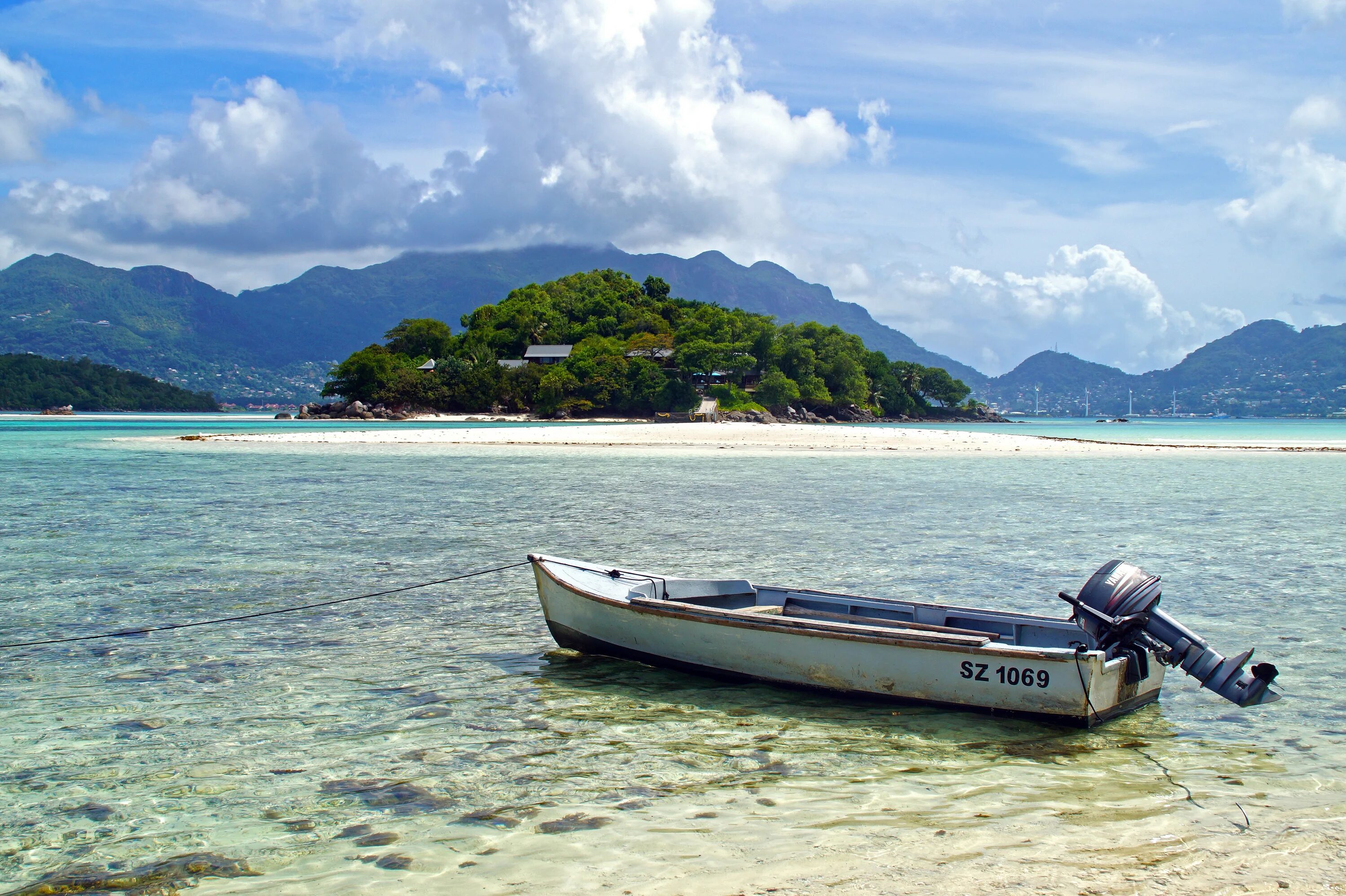 Лодка на острове. Море лодки остров. Сейшелы лодка. Сейшелы море. Boat island