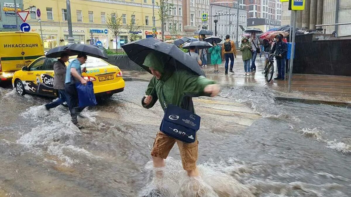 16 большие дожди. Ливень в Москве. Проливные дожди в Москве. Дождь в Москве. Сильный дождь в Москве.