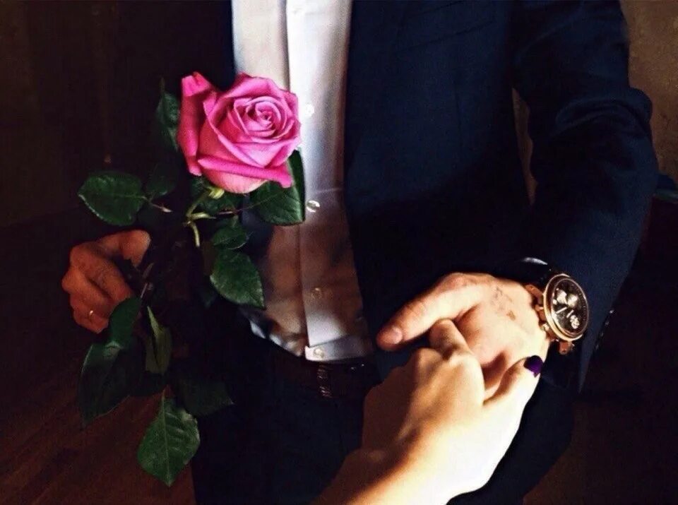 Приятно мужчине руками. Мужская рука с цветами. Парень с цветком в руке. Парень с цветами в руках. Парень с розой в руке.