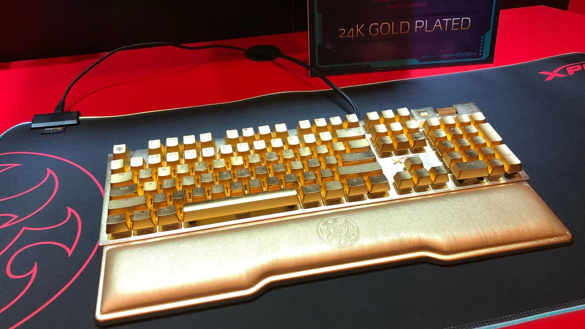Компьютер gold. Клавиатура XPG k10. Kirameki Pure Gold Keyboard. Необычные клавиатуры. Самая дорогая игровая клавиатура в мире.