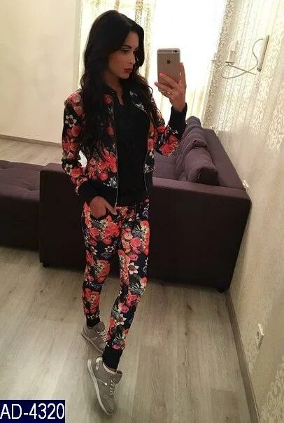 Купить спортивный костюм с цветами. Черный спортивный костюм с цветами. Костюм черный с розами спортивный. Костюм с розами женский. Спортивный костюм с розой.
