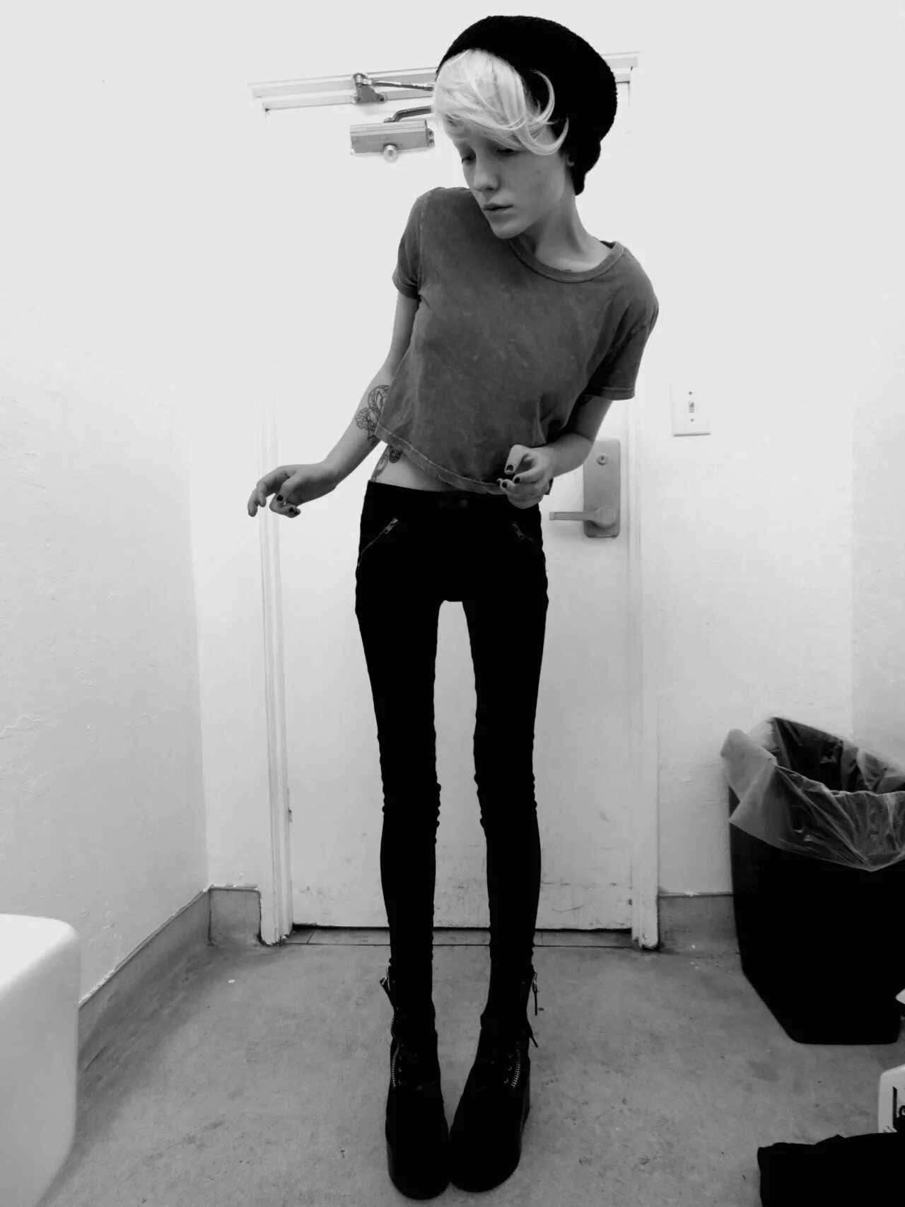 Мальчики в шортах фотомодели. Худенькие мальчики и девочки. Худой парень. Худенькие мальчики и девочки. Гэбриел бейтман босиком.