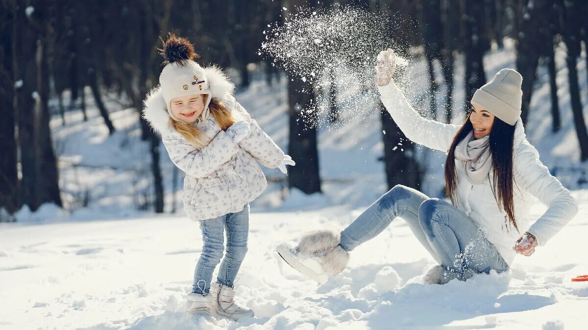 Мама будет снег. Мама снежки. Мама снежок. Две ладошки на улице на снегу мамы и Дочки. Семья из снега.