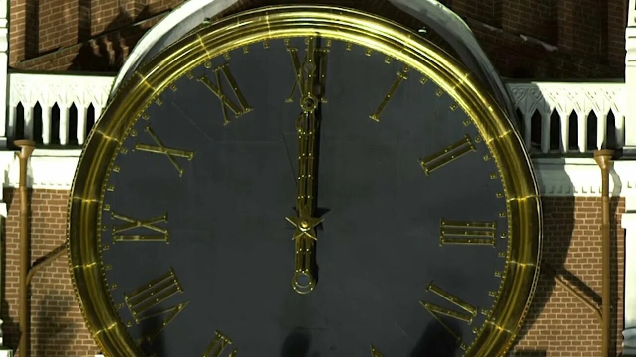 Куранты 2021. Новогодние кремлевские часы. Куранты на зеленом фоне. История курантов на спасской башне. Куранты кремля звук.