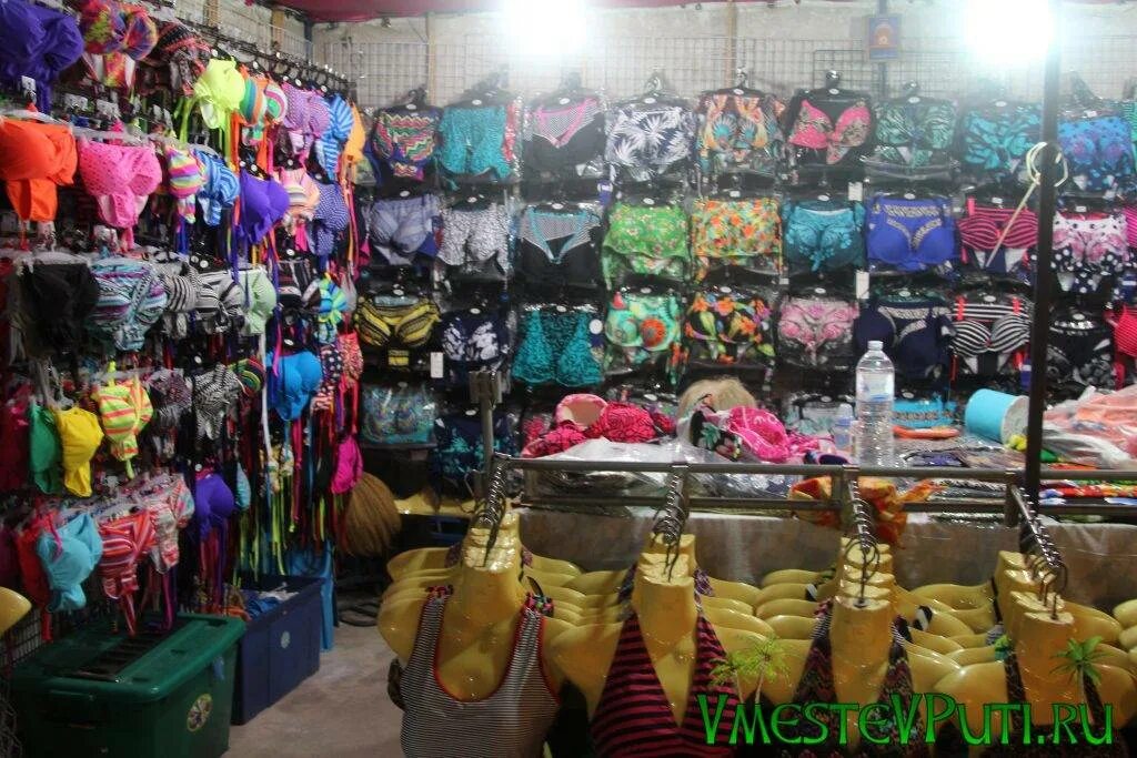 Паттайя где купить. Рынок одежды в Тайланде. Тайский рынок одежды. Рынок с купальниками. Купальники в Тайланде.