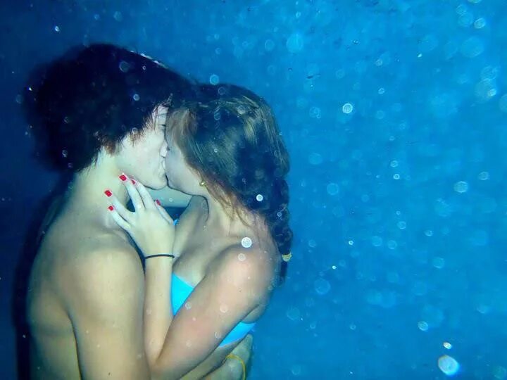 Жестко красивую молодую. Мальчик и девочка под водой. Поцелуй в воде. Девушки целуются в воде. Поцелуй девушек под водой.