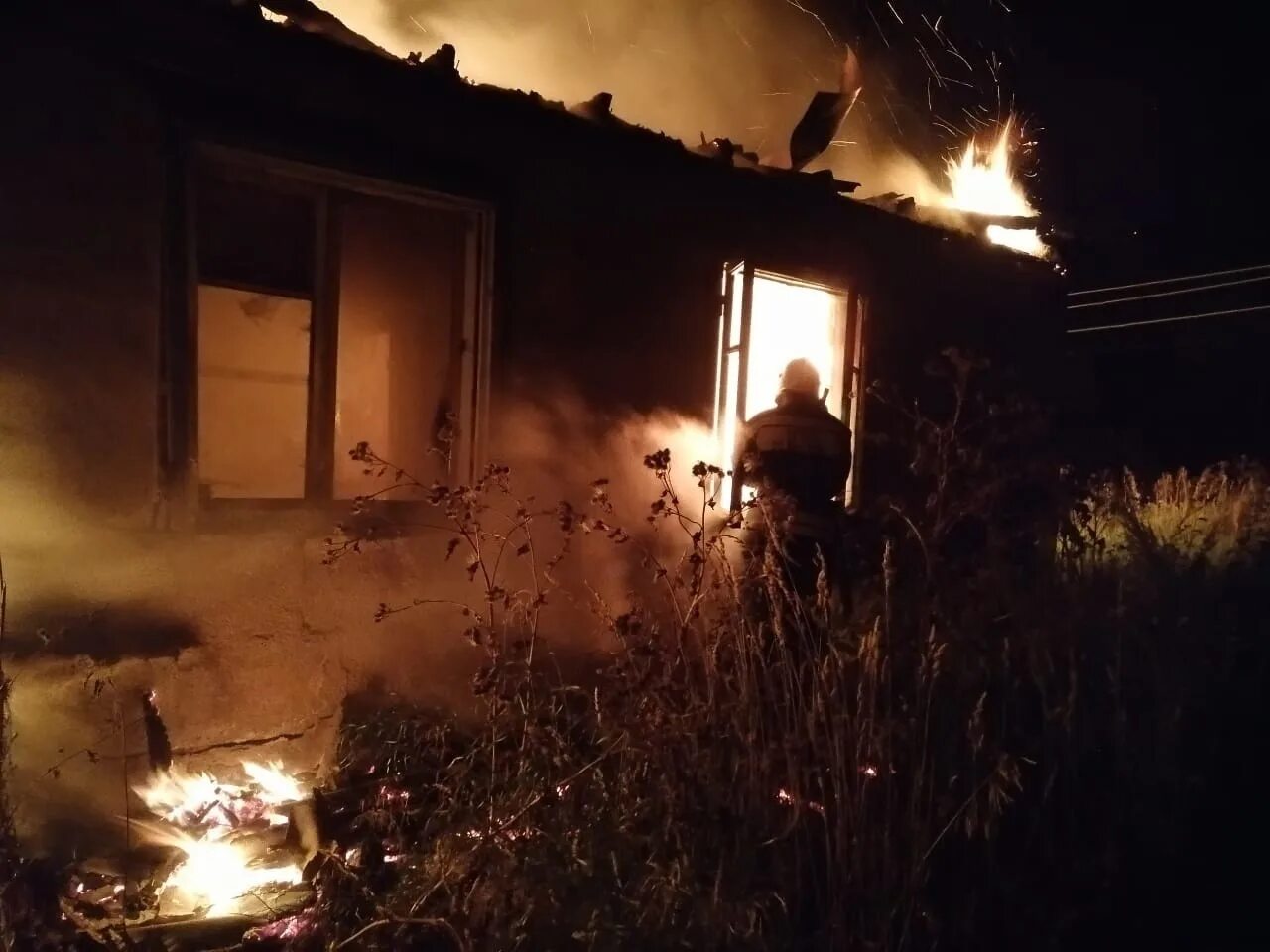 Пожар в доме дали. Дом горит. Пожар в доме. Пожары в жилых домах. Сгоревший дом.