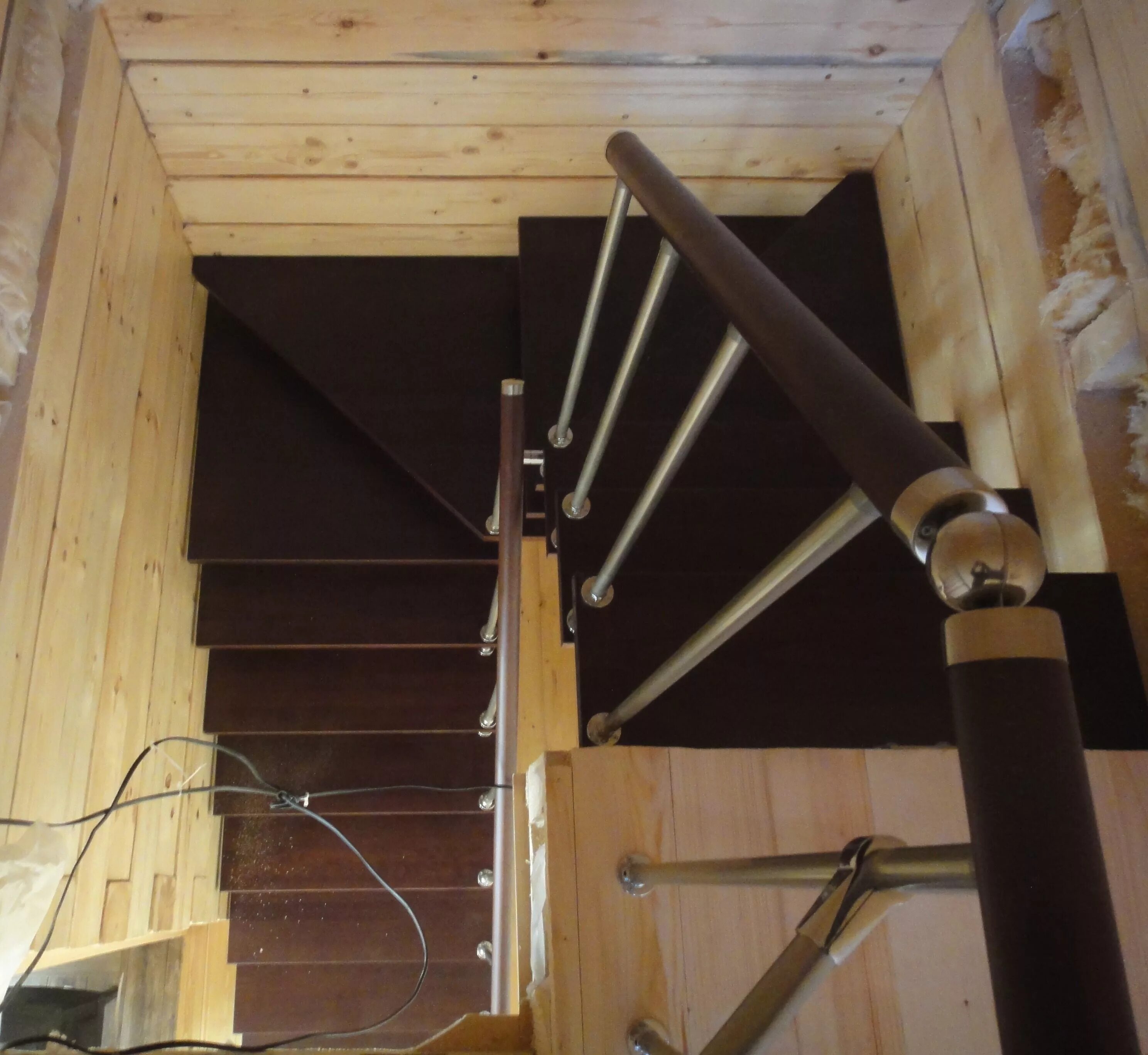 забежная лестница 180 градусов. двухмаршевая лестница с забежными ступенями. забежная лестница на 180. лестница на второй этаж поворотная на 180 с забежными ступенями. лестницы поворотными ступенями 180 градусов.