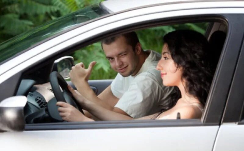 Мужчина и женщина в автомобиле. Мужчина и женщина в машине. Девушка на дороге останавливает машину. Девушка садится в автомобиль. Садится в автомобиль к незнакомцам.