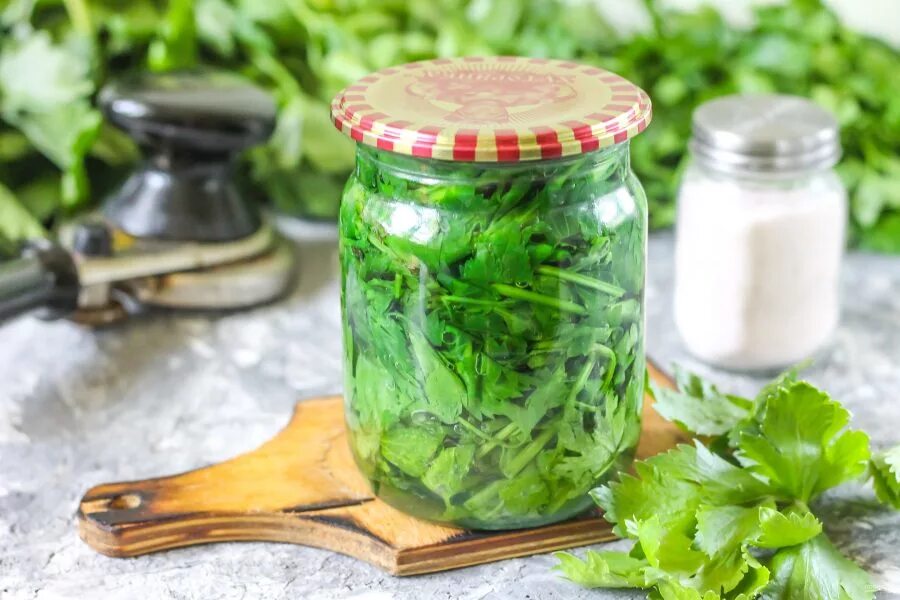 Пропорция продуктов на аджику. Щавель в банке. Щавель в банки. Щавель в банке. Помидоры на зиму без соли.