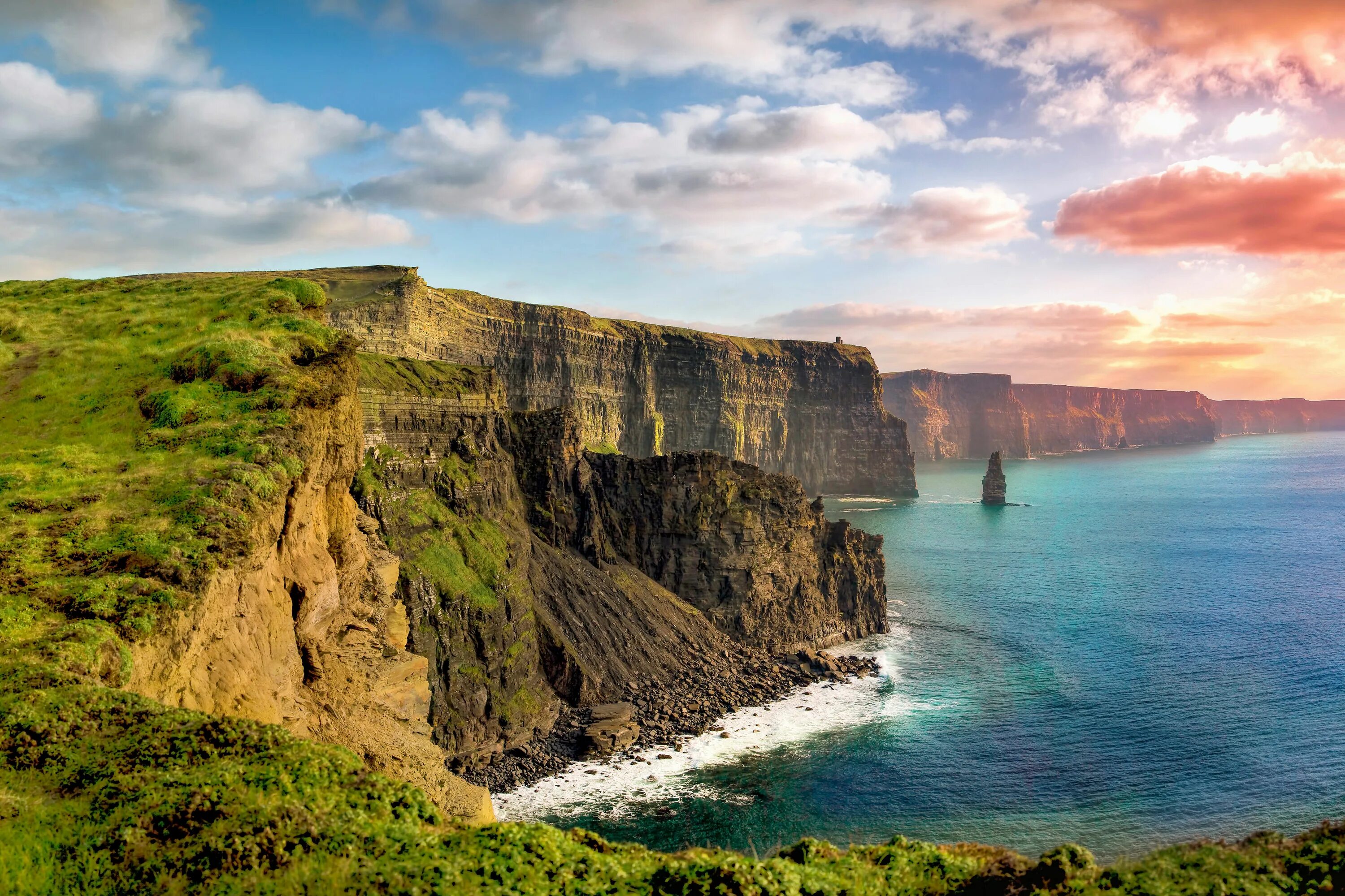 Клиф какого. Cliffs of Moher Ирландия. Скалы мохер, графство Клэр, Ирландия. Ирландия мыс мохер. Утёсы мохер Ирландия.