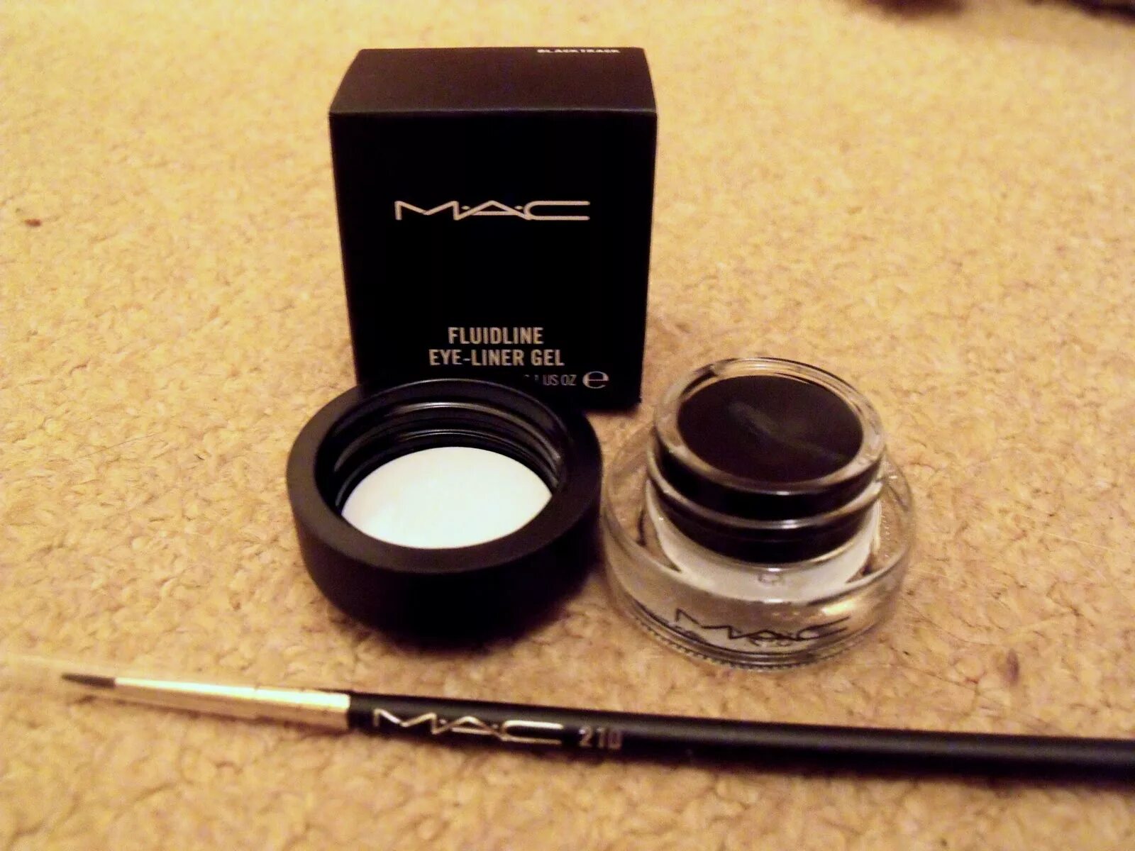 Gel eyeliner. Mac Eyeliner Gel. Подводка Mac гелевая. Mac гелевая подводка для глаз. Mac подводка для глаз в баночке.