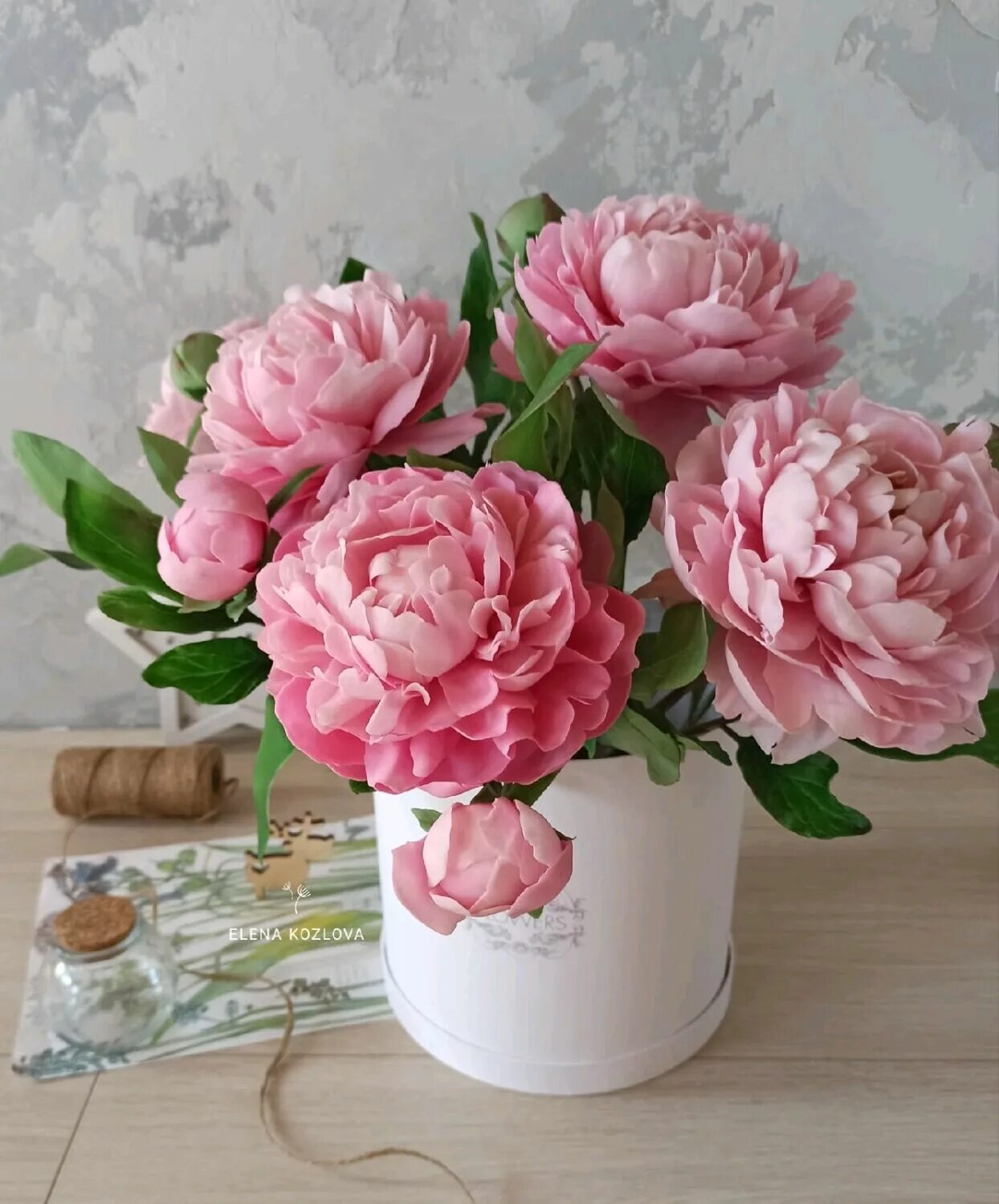 Цветы из холодного фарфора пионы. Керамический пион. Пион из зефирной полимерной глины. Пионы из холодного фарфора. Букет пионов из холодного фарфора.