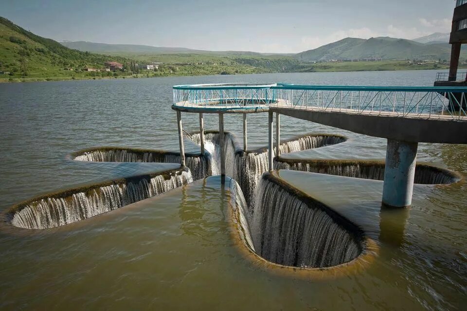 Водоем возле плотины. Кечутское водохранилище в армении. кечутское водохранилище джермук армения. саяно-шушенская гэс водосброс. водосброс плотины монтичелло.