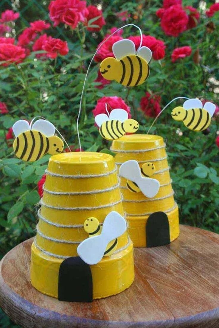 Сделать пчелу своими руками. Поделки для сада своими руками. Пчелы своими руками для сада. Улей украшение для сада. Поделка Пчелка.