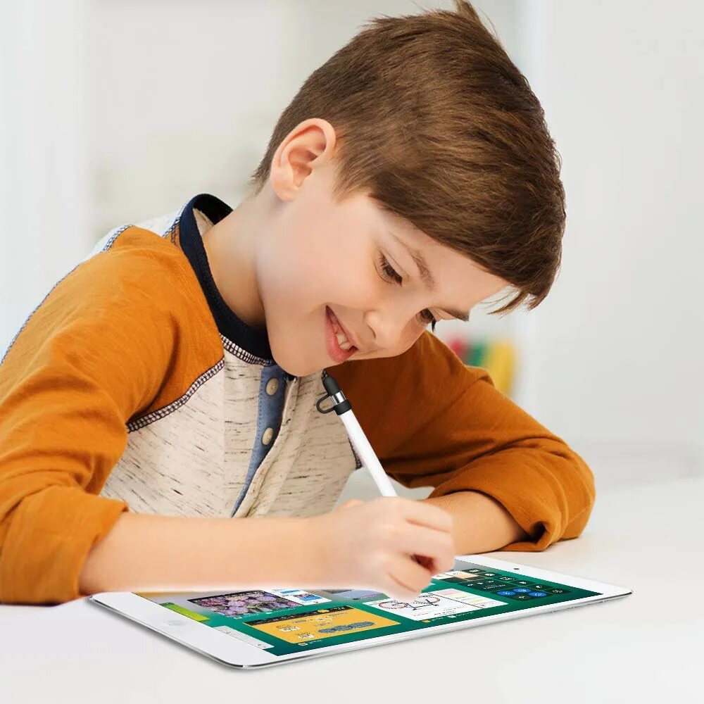 Сайт урок дети. Писающий мальчик. Ребенок пишет. Мальчик красиво пишет. Мальчик пишет уроки.