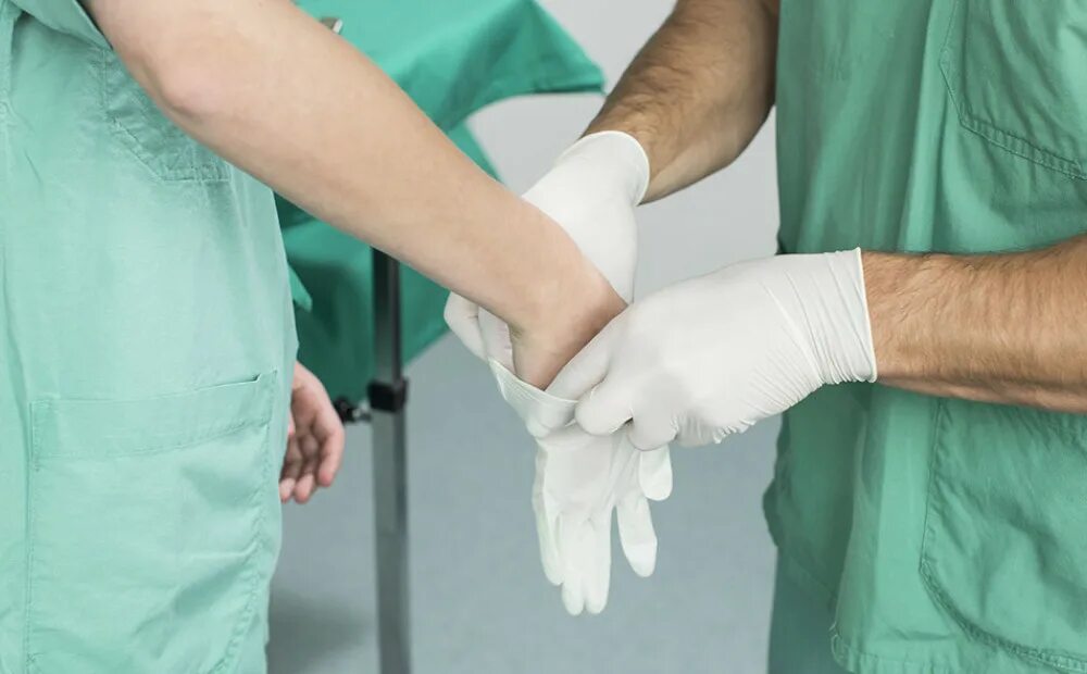 Хирург готовится к операции. Хирургические больные. Подготовка врача к операции. Подготовка операционной к операции. Гигиена медика.