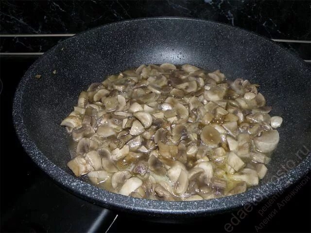 Как делается курица с грибами. Шампиньоны нарезанные кубиками. амоньер с курицей и грибами.