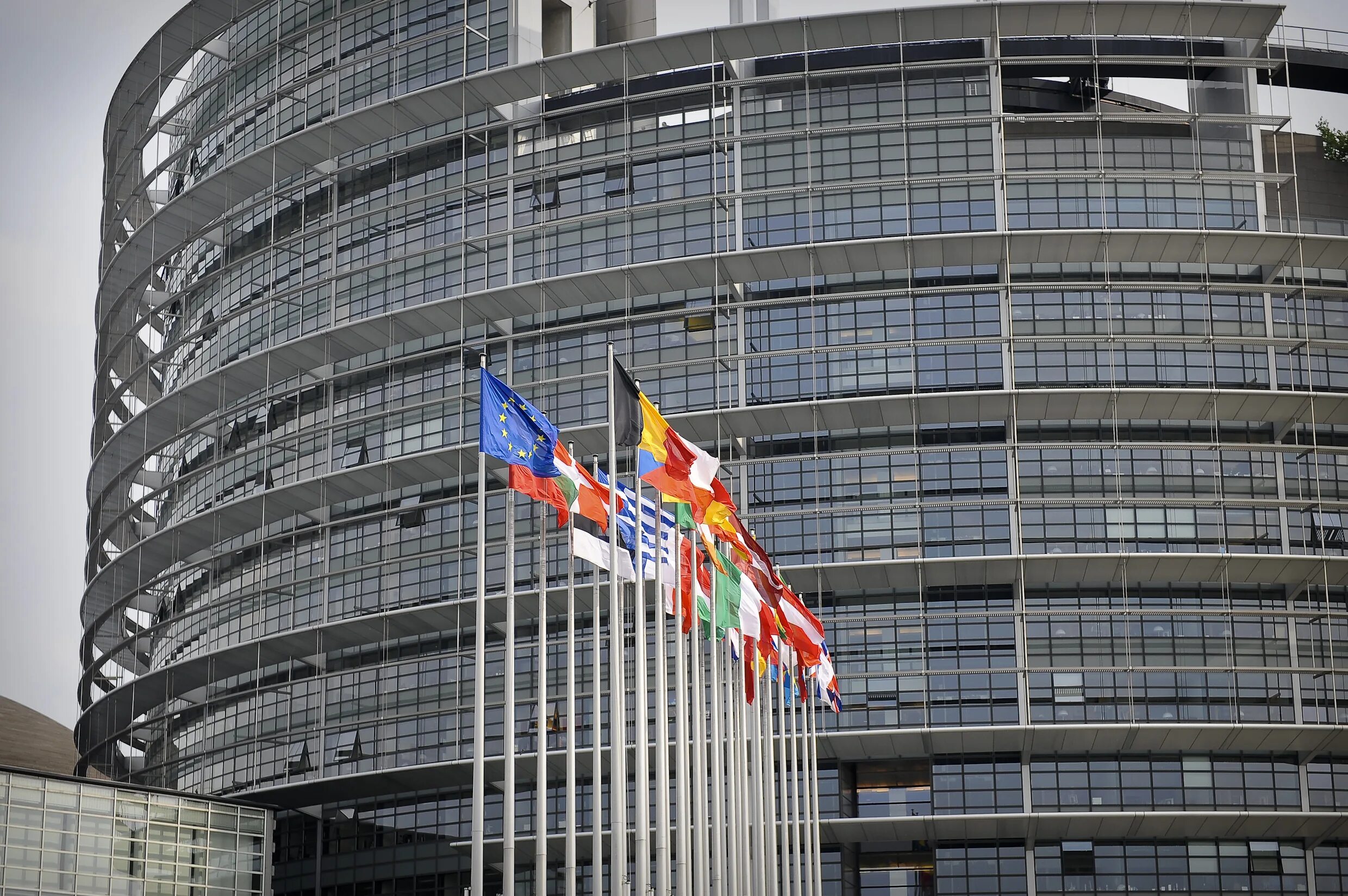 Здание Европарламента в Брюсселе. Здание ООН В Брюсселе. Европарламент Страсбург флаги. Здание Европарламента Вавилонская башня.