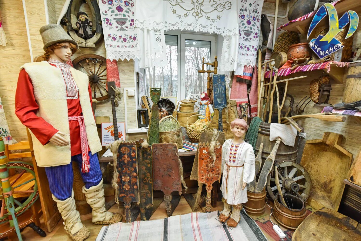 Краеведческий музей мурманск саамы. Посуда ханты и манси. Народные промыслы мурманска. Центр ремесел мурманск. Саамские сувениры в мурманске.