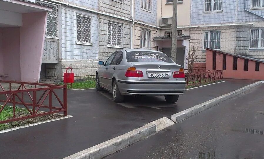 Куда жаловаться на парковку на тротуаре. Машина во дворе. Парковки во дворах жилых домов. Машина возле подъезда. Машина в подъезде.