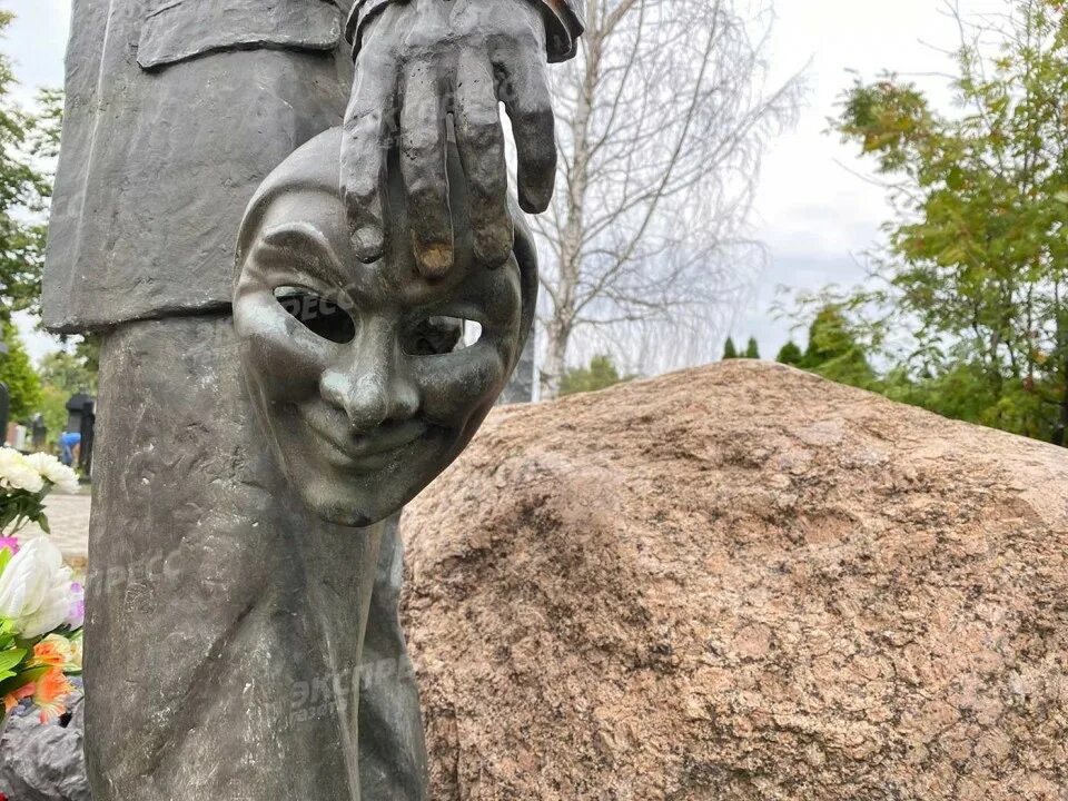 Памятник галкину владиславу фото на кладбище Могила Владислава Галкина:фото могилы Галкина