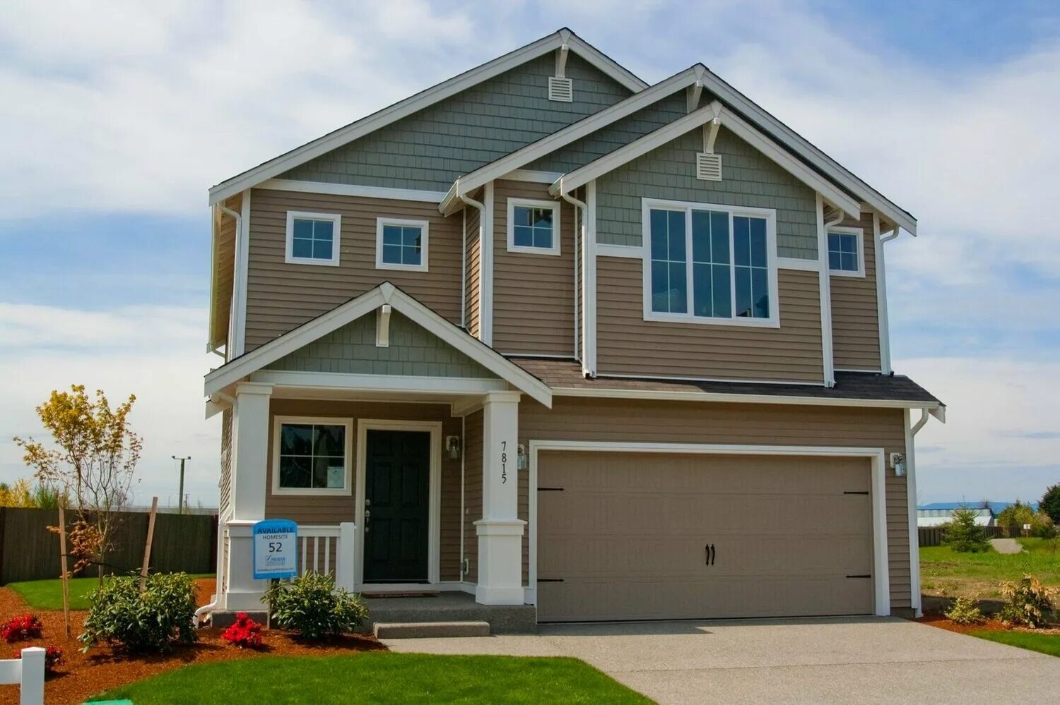 Деревенский дом обшитый сайдингом. Обшивка сайдингом старого деревянного дома. Текос корабельный брус бирюза. Как правильно дом сайдинг. Как правильно дом сайдинг.