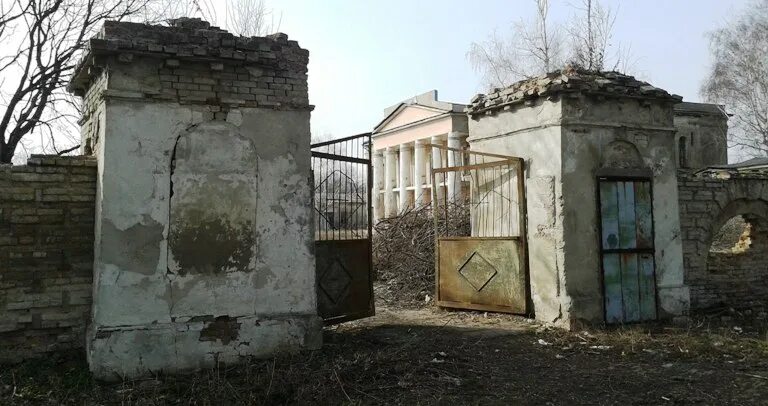 Свято вознесенский храм луганск. Г александровск луганская область. Александровск (г. Усадьба юсбаша александровск. Усадьба юзбаша в александровске.