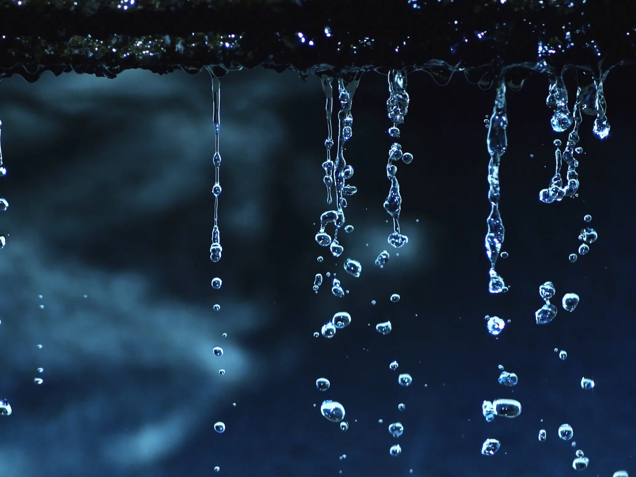 Текстура падающей воды. Падающая вода для фотошопа. Падающие капли на черном. Капля падает текстура. Вода падает с высоты 1200 м