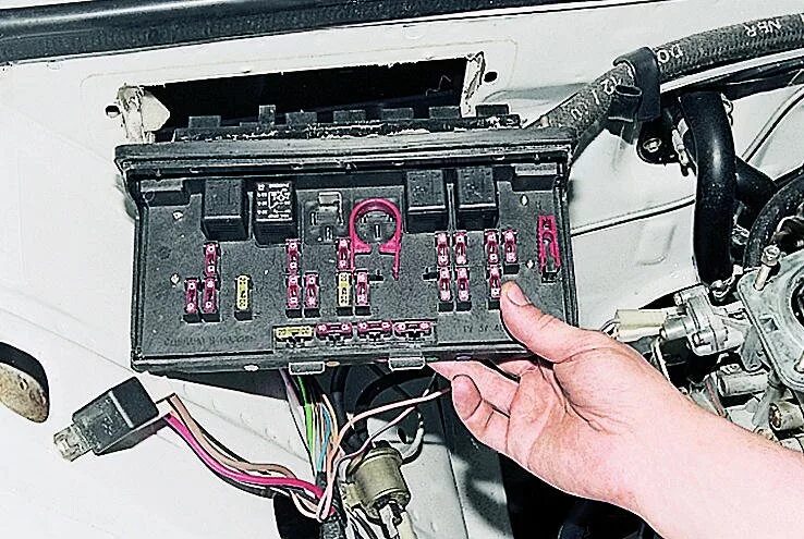 Предохранители автомобиля ваз. Монтажный блок ВАЗ 2107. Блок реле ВАЗ 2107. Блок реле ВАЗ 2105. Монтажный блок 2105 карбюратор.