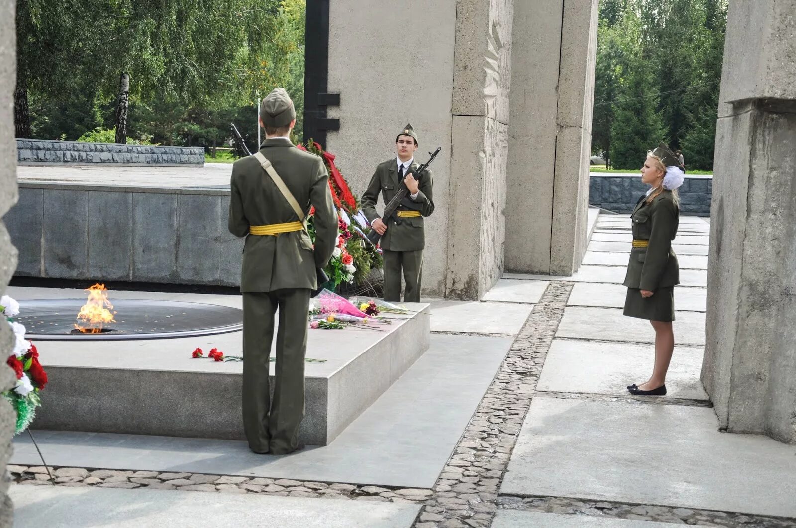 Пост 1 память. Монумент славы Новосибирск пост 1. Вечный огонь Новосибирск монумент славы. Пост 1 у вечного огня Новосибирск. Караул у вечного огня монумент славы.