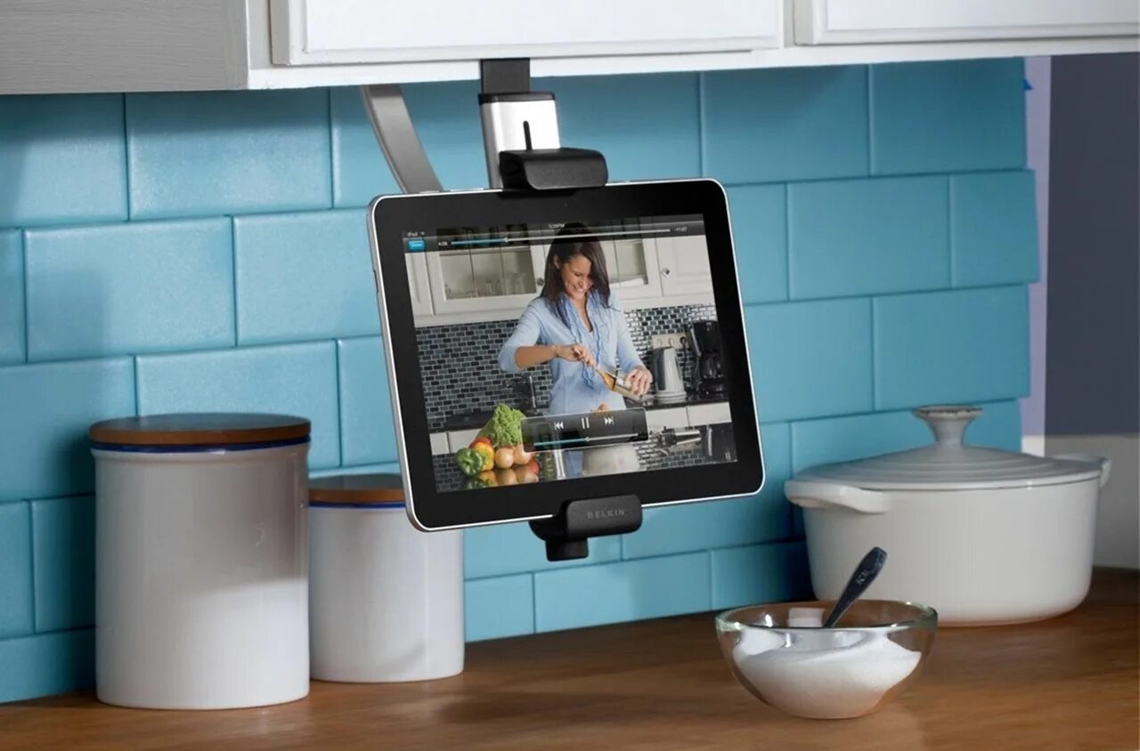 Кухонные гаджеты. Современные девайсы для кухни. Мини телевизор на кухню. Держатель для планшета на кухню.