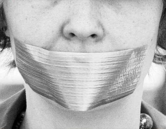 Девушка с заклеенным ртом. Девушка с заклеенным ртом скотчем. Картинки связанных ртов. Человек с заклеенным ртом. Девушка с заклеенным ртом.