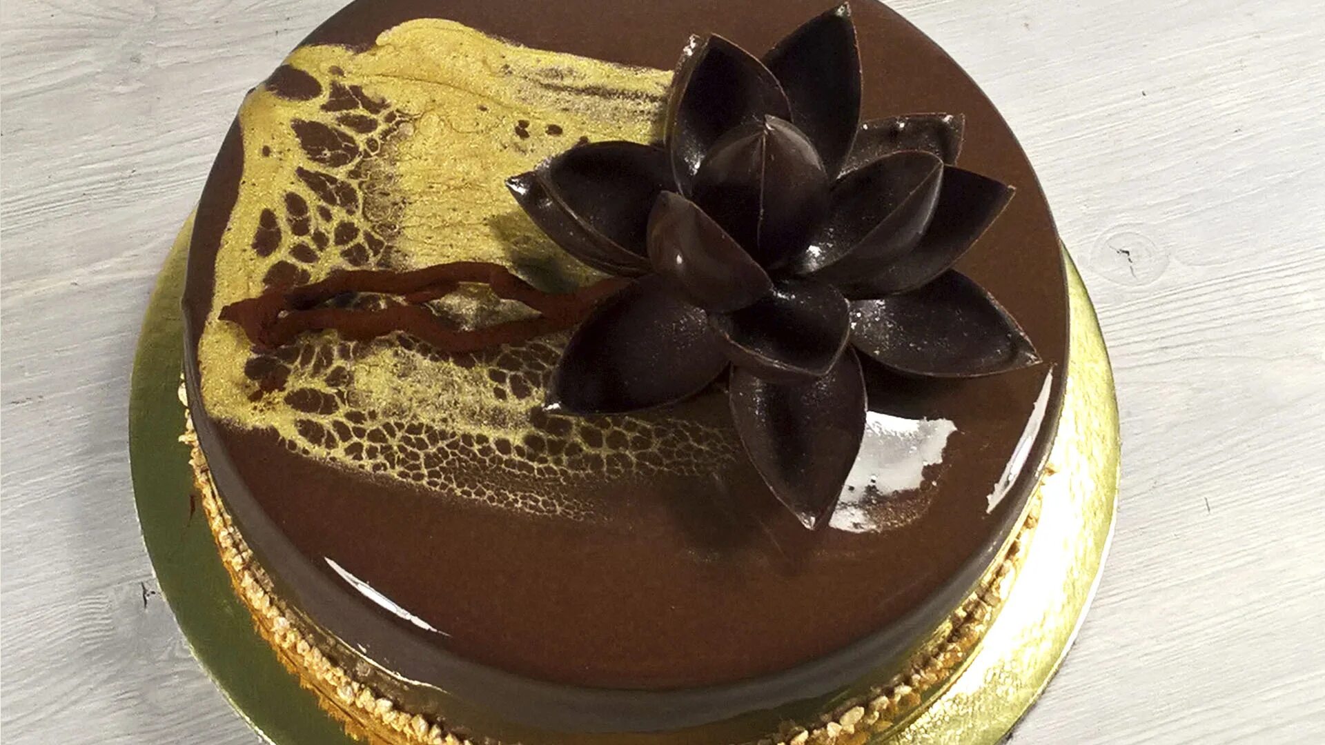 Украшения из шоколада. Торт с шоколадным декором. Украшения из шоколада для торта. Украшение торта шоколадом растопленным.